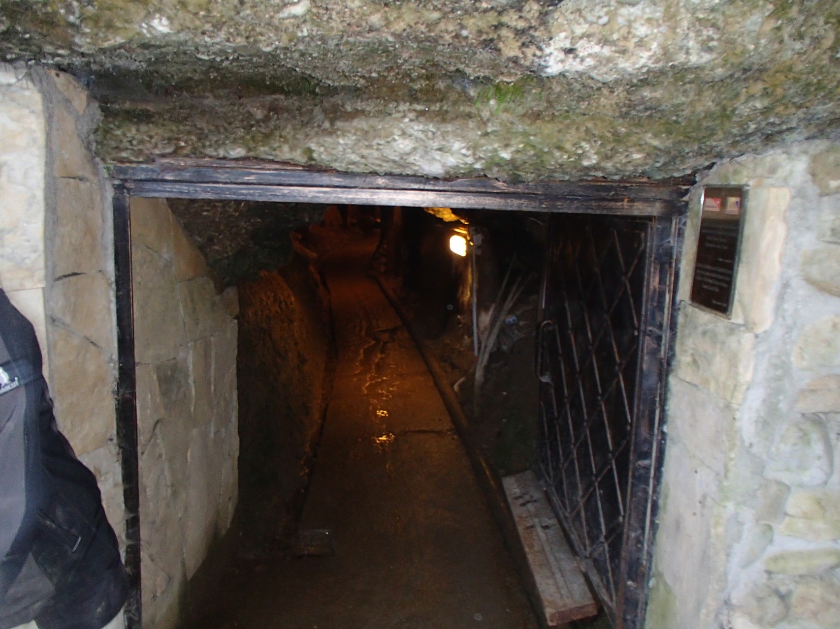 Kopf einziehen - Eingang zum Ravne Tunnel