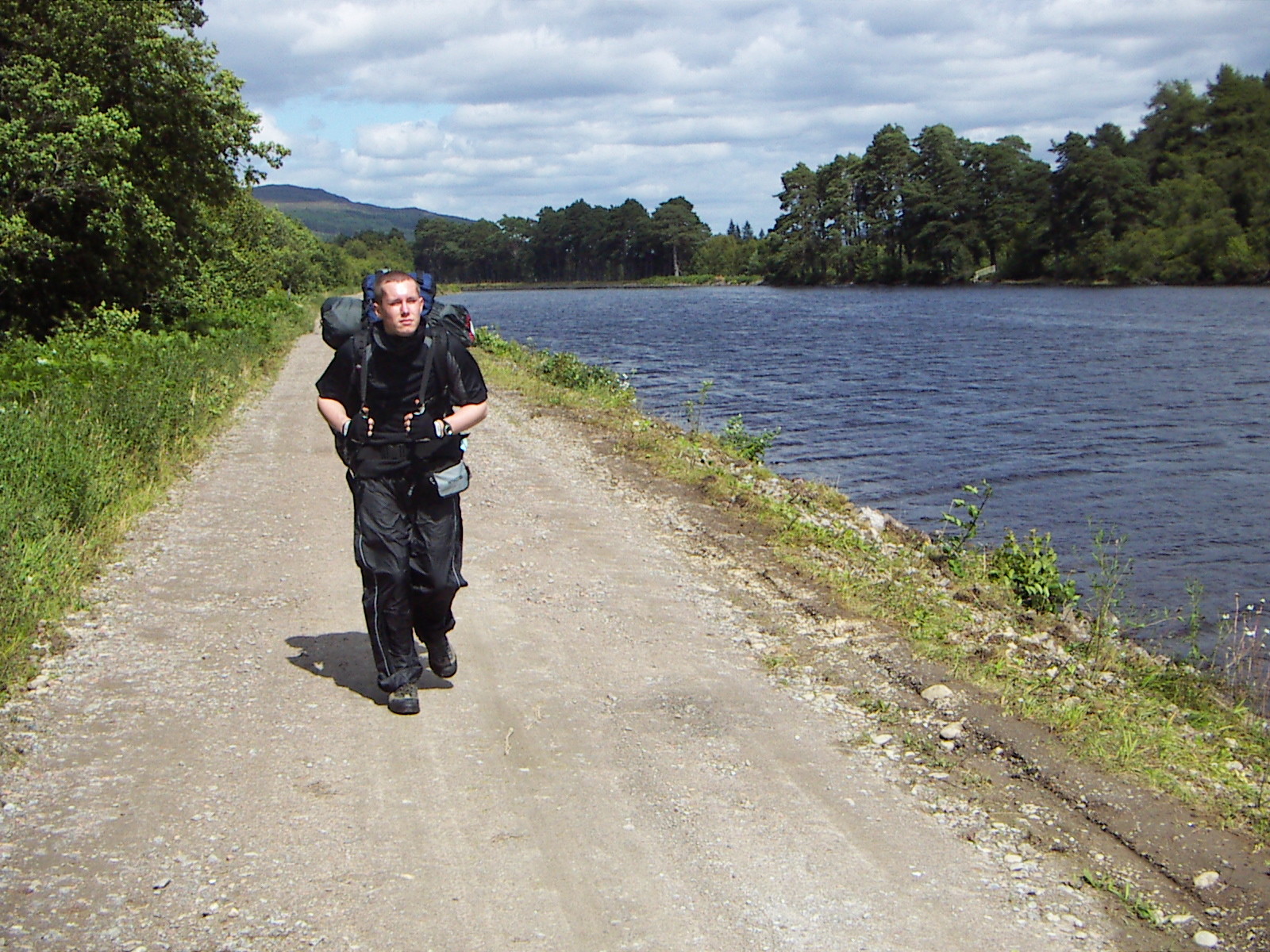 André beim Wandern entlang des Loch Ness