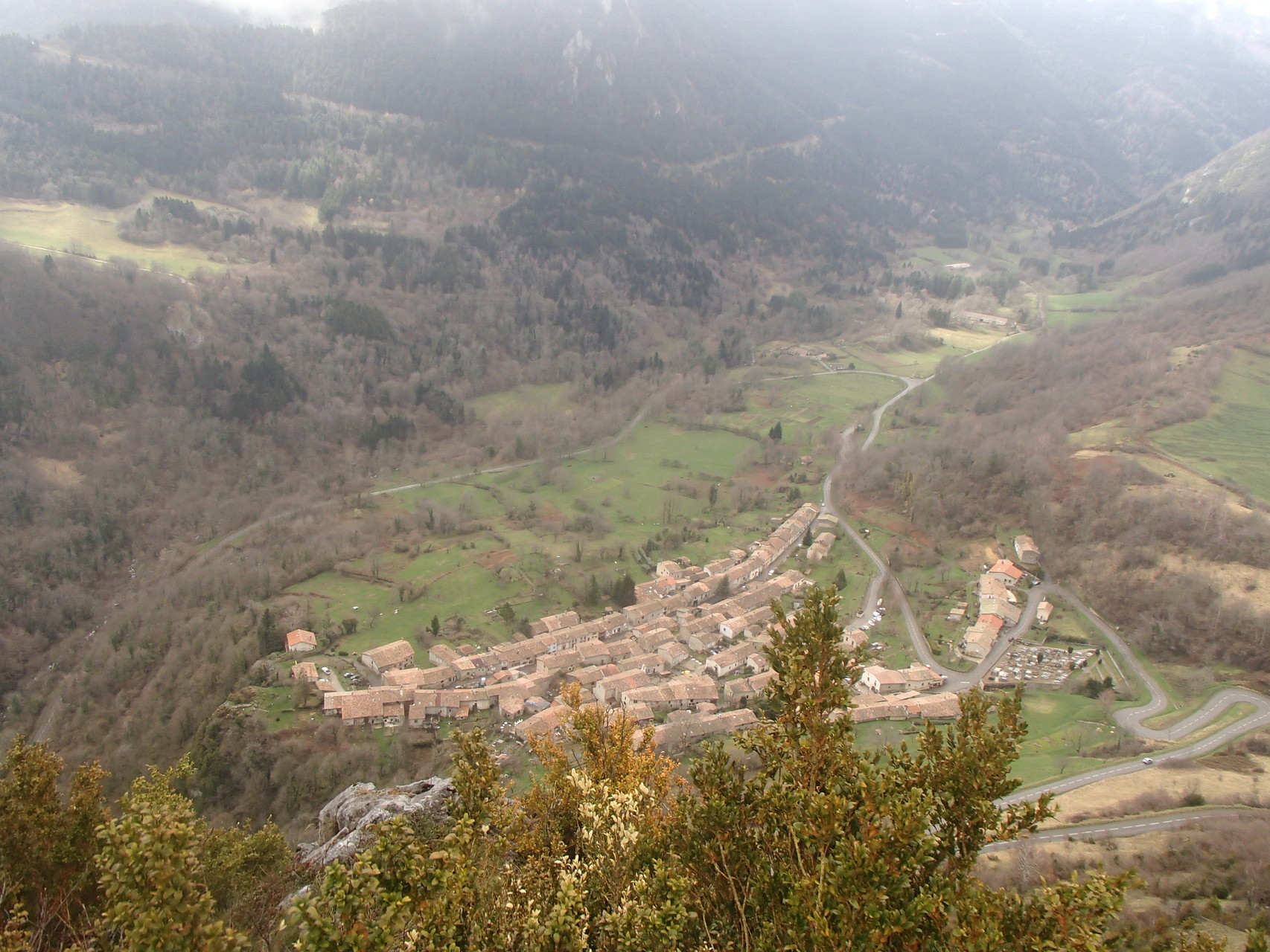 Blick auf das anliegende Dorf am Fuße des Berges