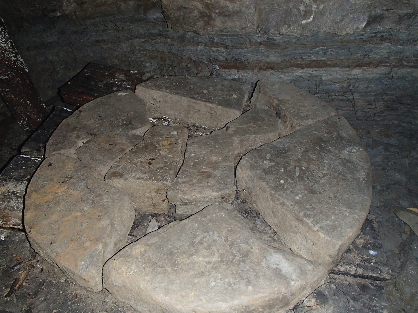 Am Ende des Tunnels lag ein gefundenes Artefakt aus vergangener Zeit. Leider ist es bei den Ausgrabungen zu Bruch gegangen.