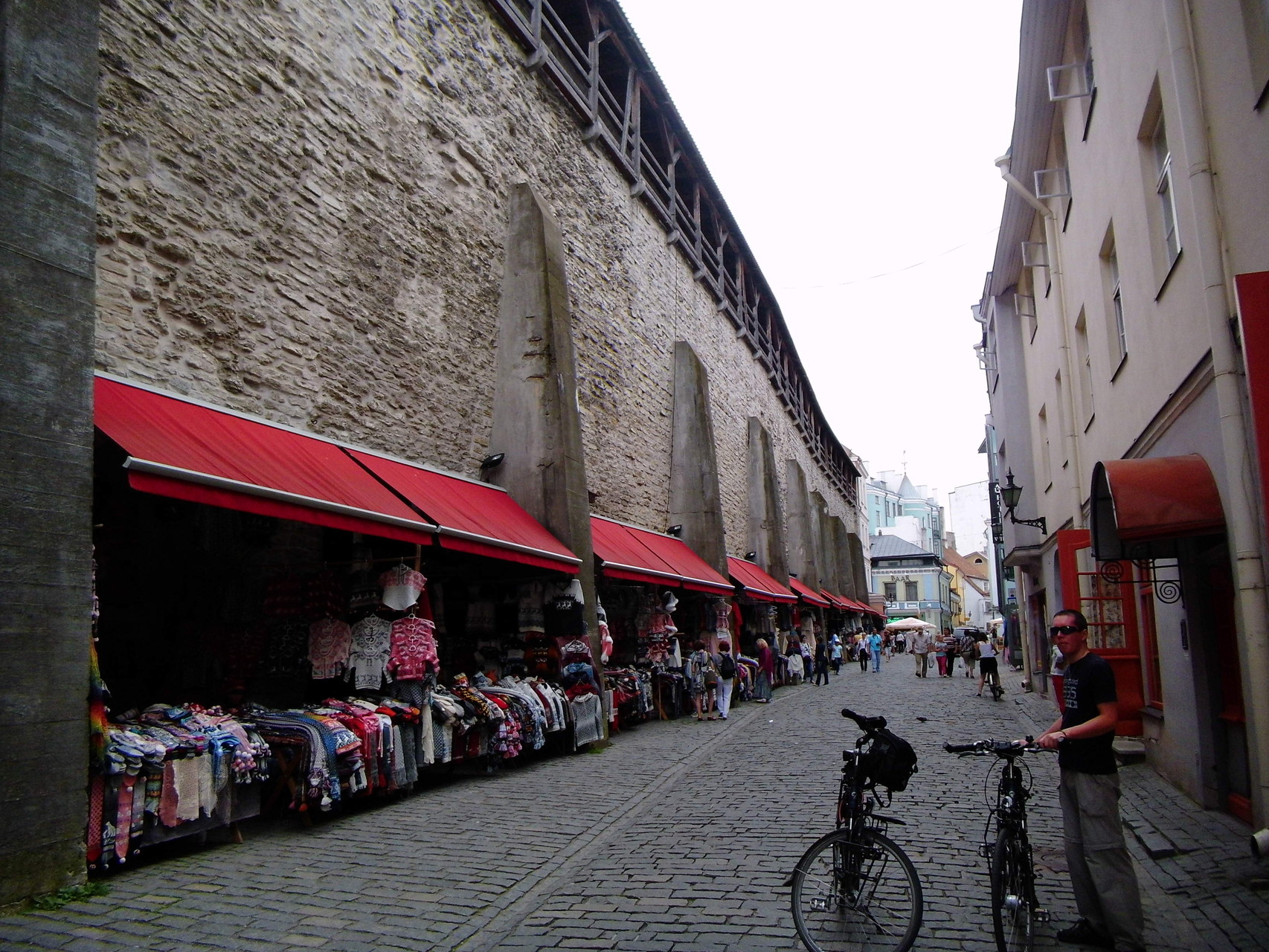 Noch heute gibt es in Tallinn die mittelalterlichen Märkte in den Marktnischen der alten Burgmauer
