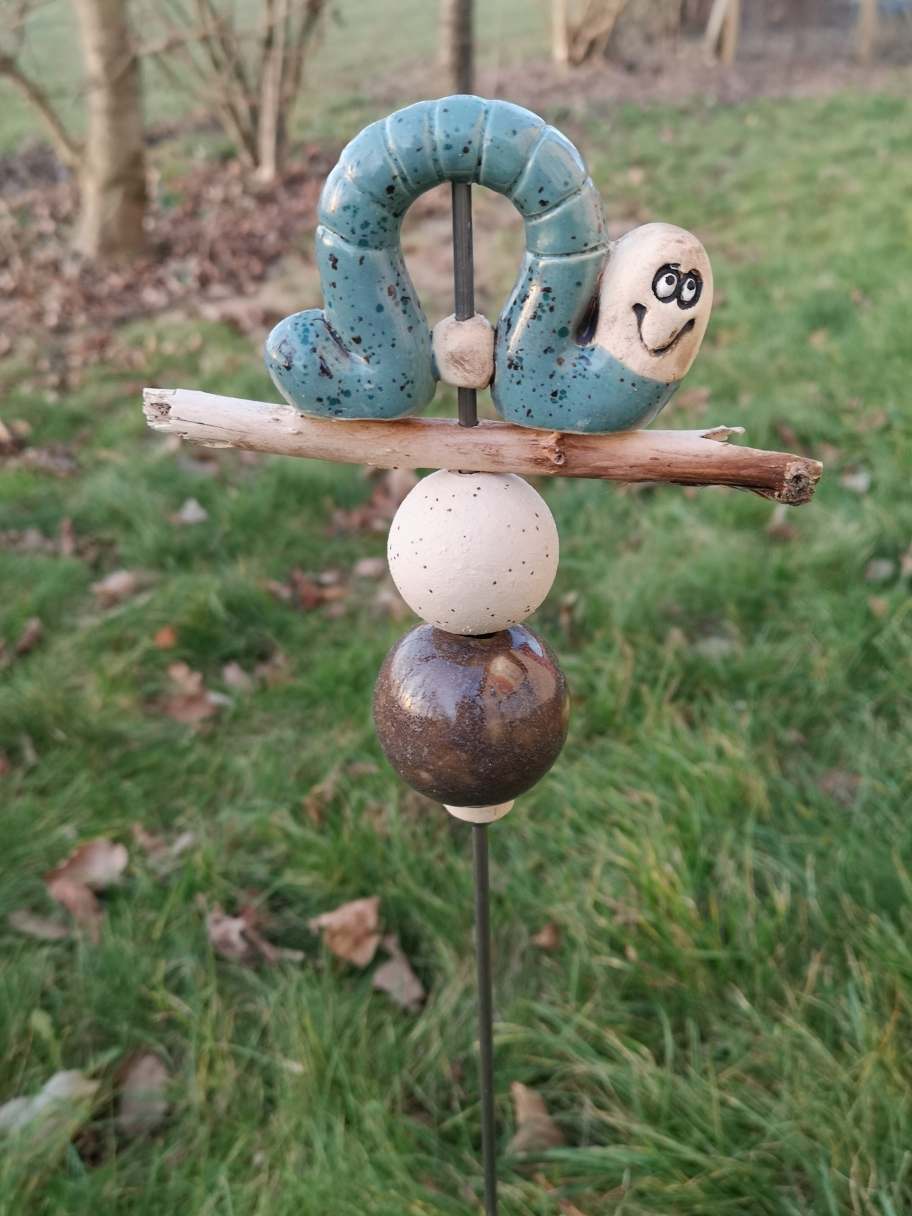kleine Raupen Stele türkis