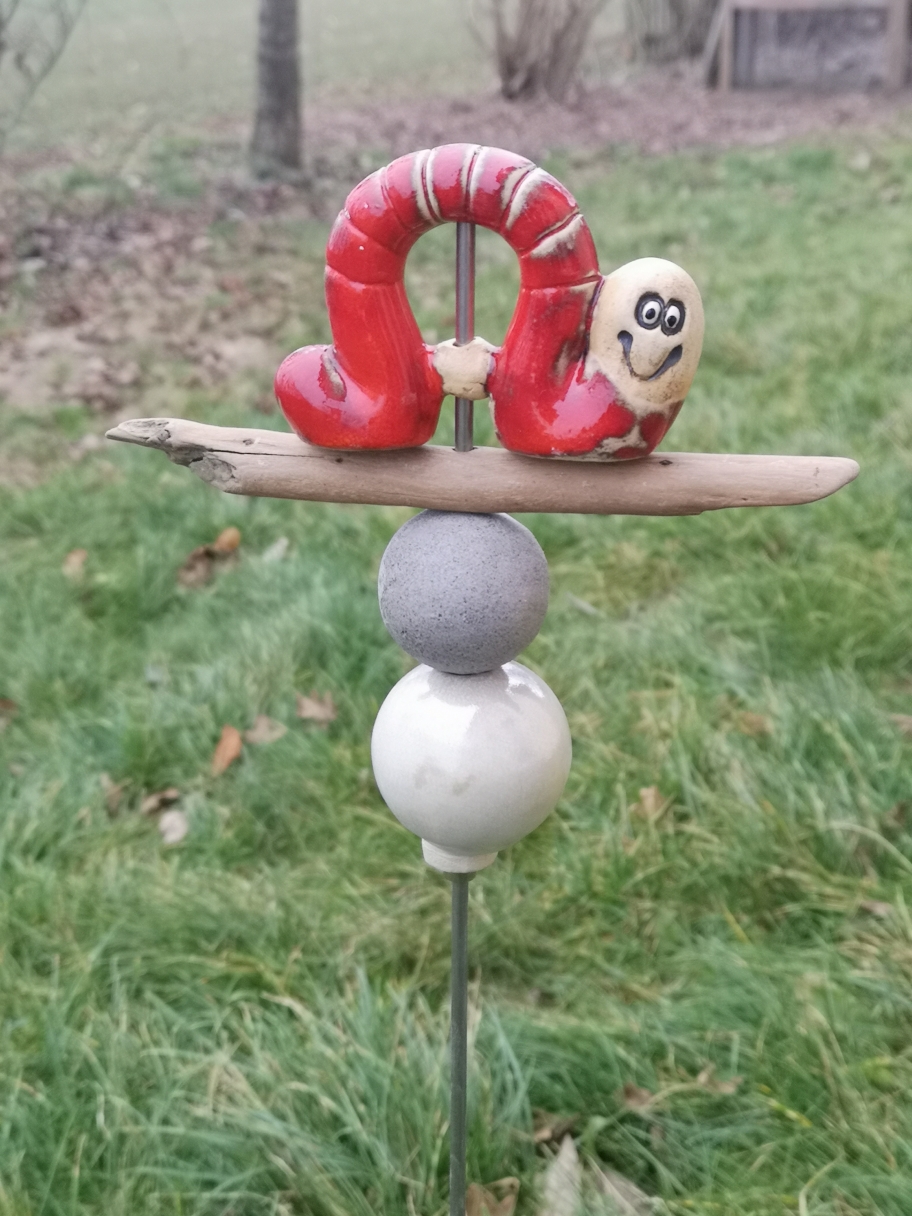 kleine Raupen Stele rot, 16cm hoch, Stab 65cm lang