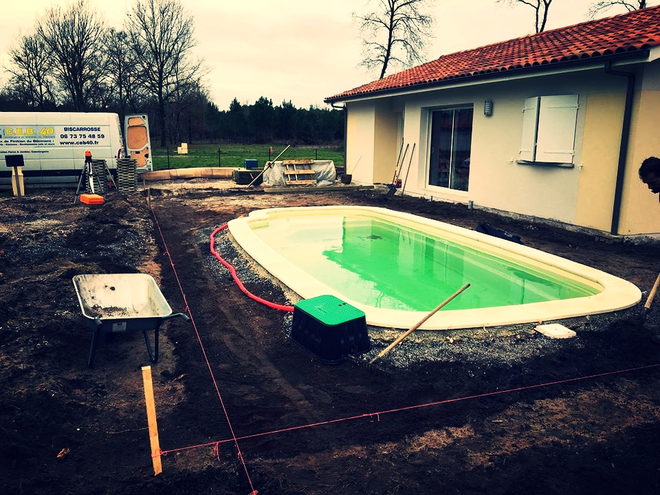 Préparation du chantier pour la création d'une terrasse en bois autour de la piscine