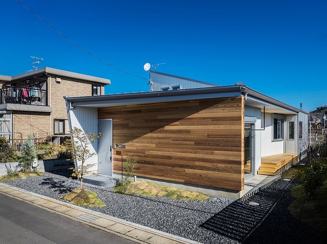 一つの屋根をズラしてできた玄関。