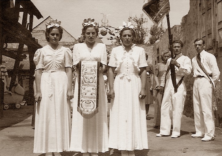 1951 - Fest zur Weihe der neuen Vereinsfahne -  1 "Die Ehrenjungfrauen"