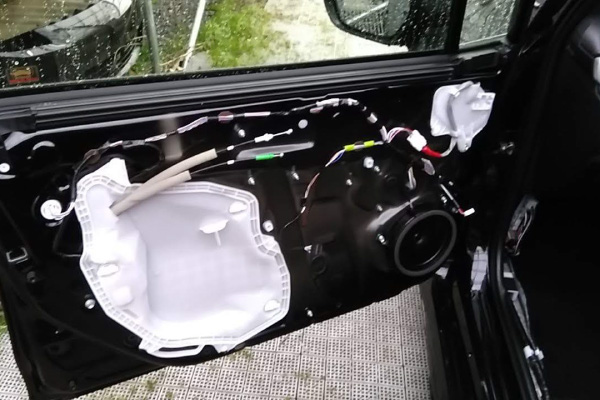 ドア内張り内部の清掃｜車内の特殊クリーニング【カーフレッシュ新潟】