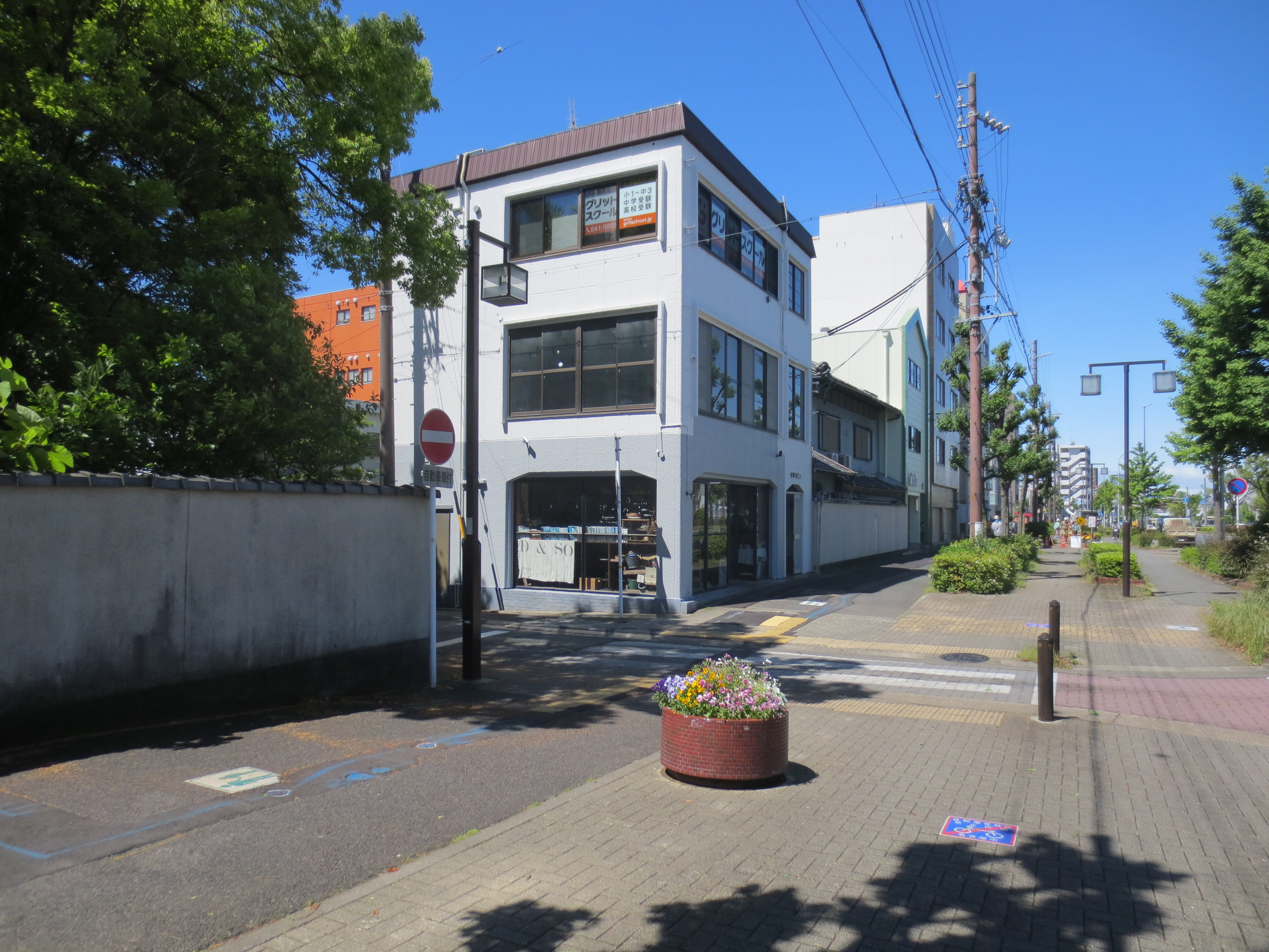 御器所駅から山王通の南側の歩道を西に直進6分