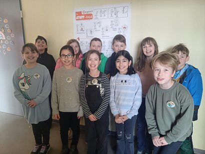 Schüler*innen der Grundschule Gleidingen vor der Stopp-Regel, die für alle gleichermaßen gilt (Foto: Grundschule Gleidingen)