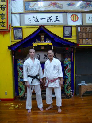 Thomas Sensei und Hokama Hanshi vor seinem Schrein