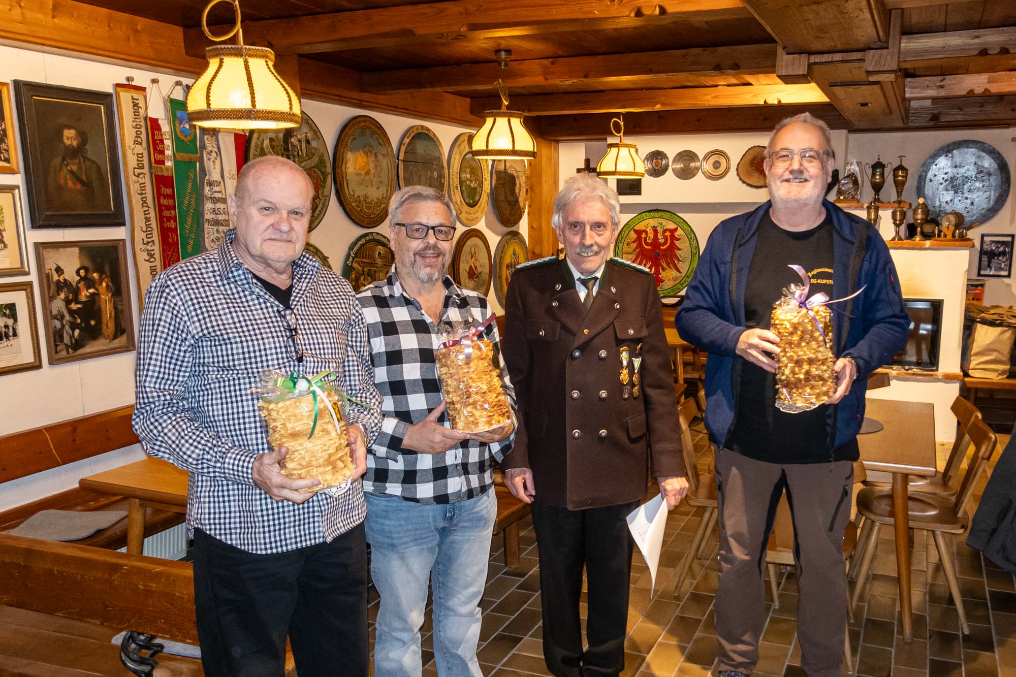 Luftpistole stehend aufgelegt - 3. Reinhard Fischer, 2. Günther Rothleitner, OSM Pepi Daxerer und 1. Hansjörg Dag
