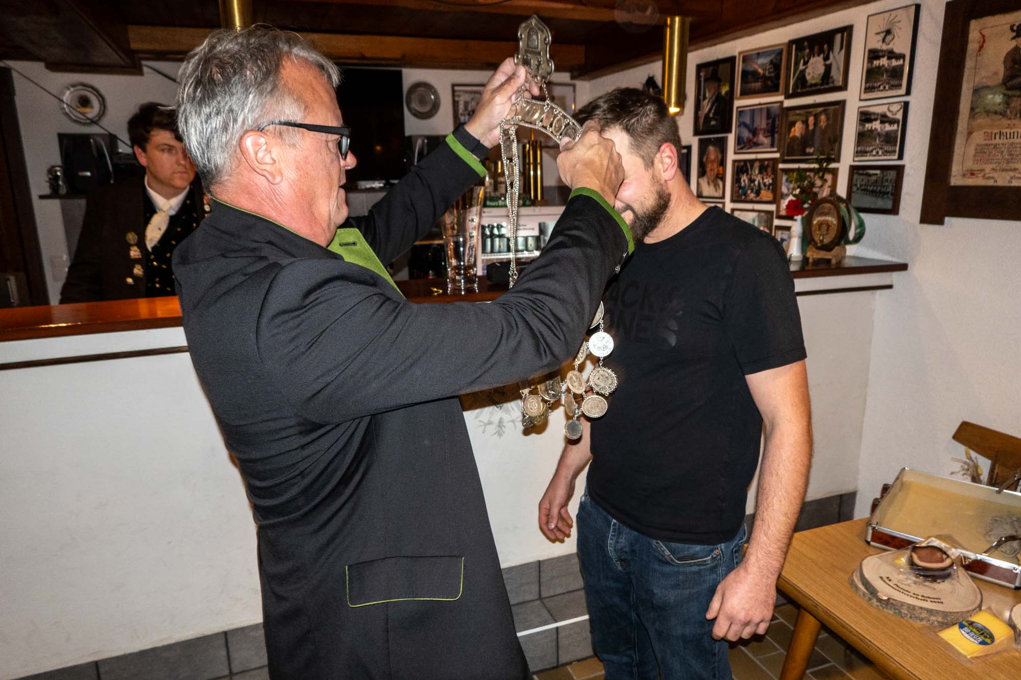 Übergabe der Schützenkette von Klaus Scherbichler an den neuen Schützenkönig Andi Trainer