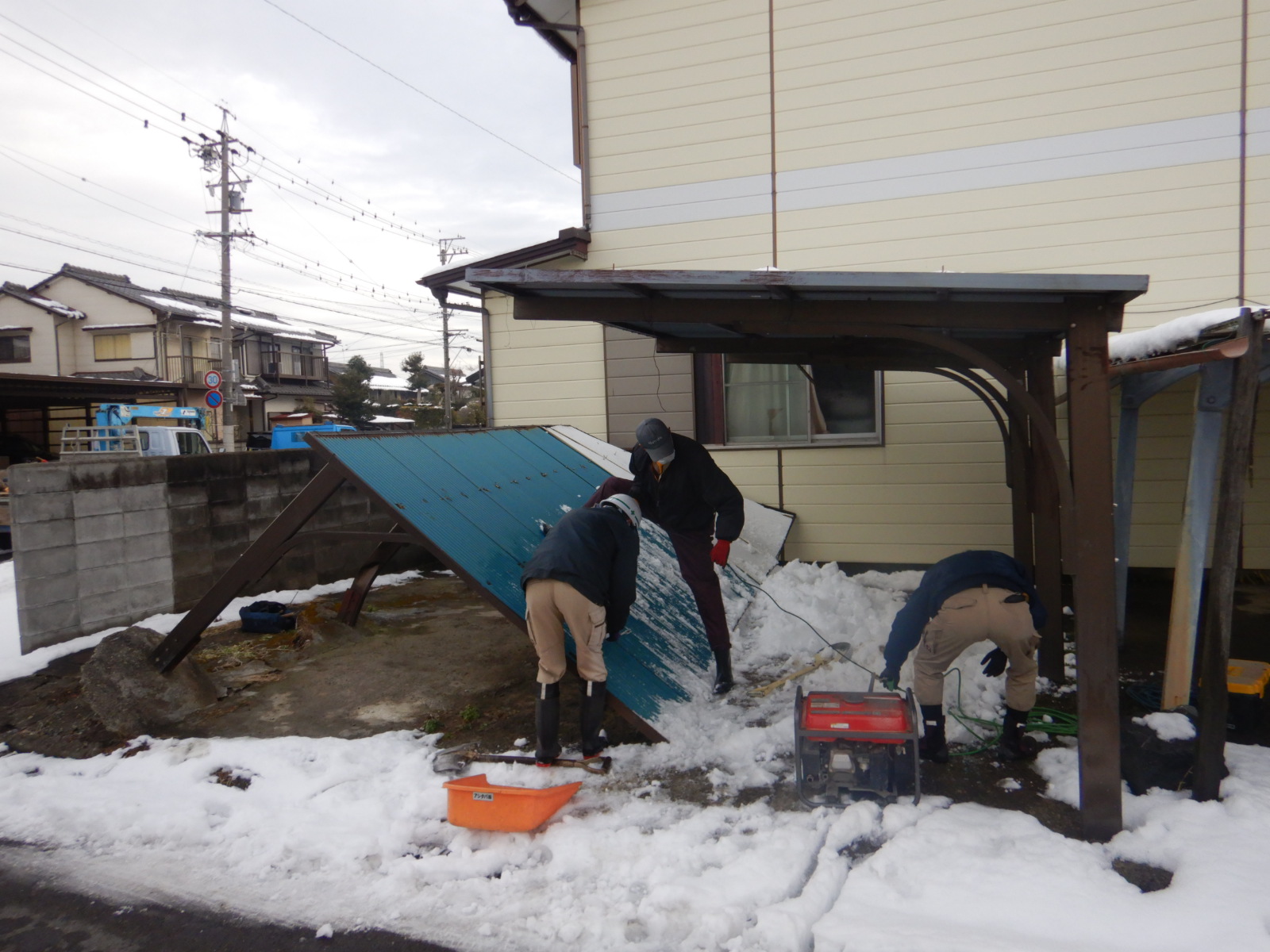 雪でつぶれたカーポート撤去