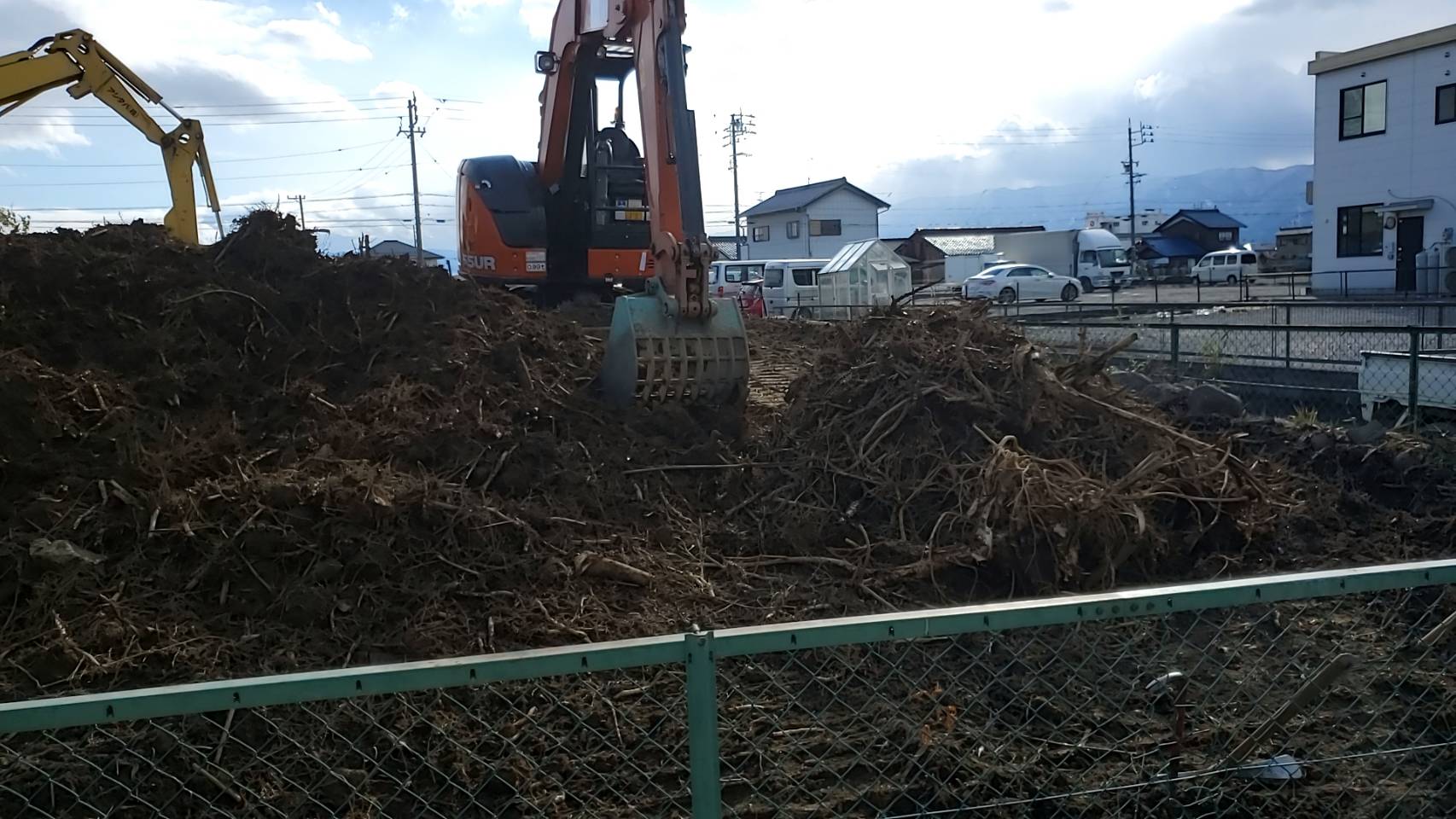 竹伐採現場から根の掘り起こし作業