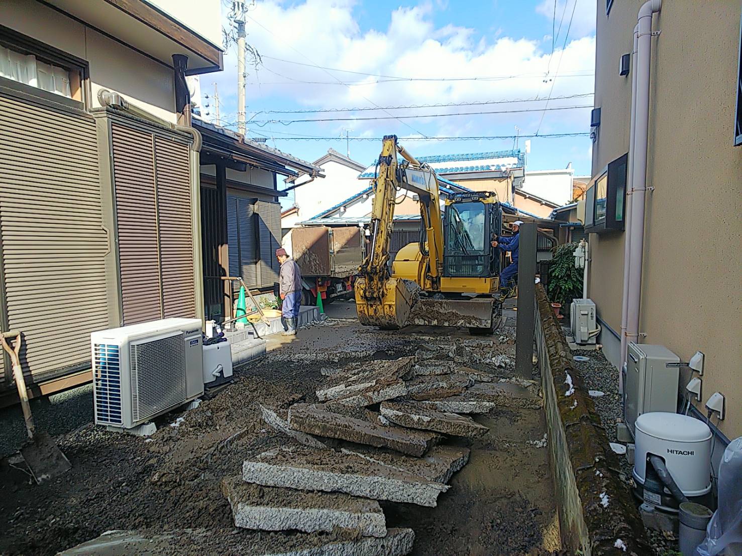 庭解体して駐車場工事　順調