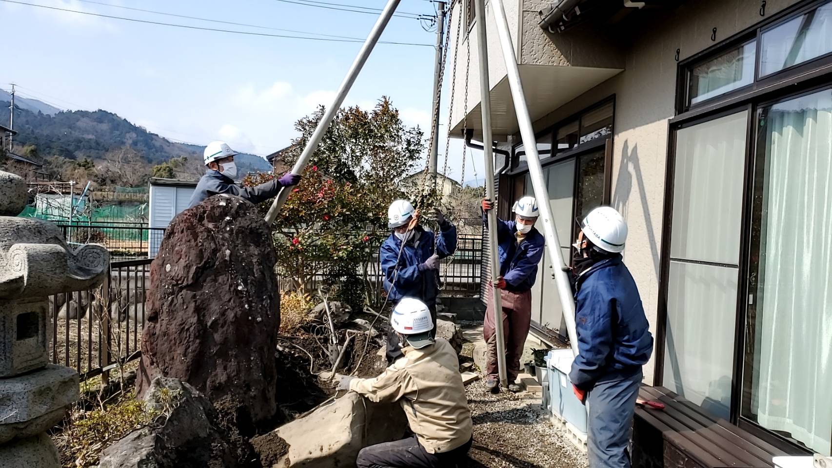 庭縮小のためチェーンブロックを使って石の移設しました｜垂井町宮代