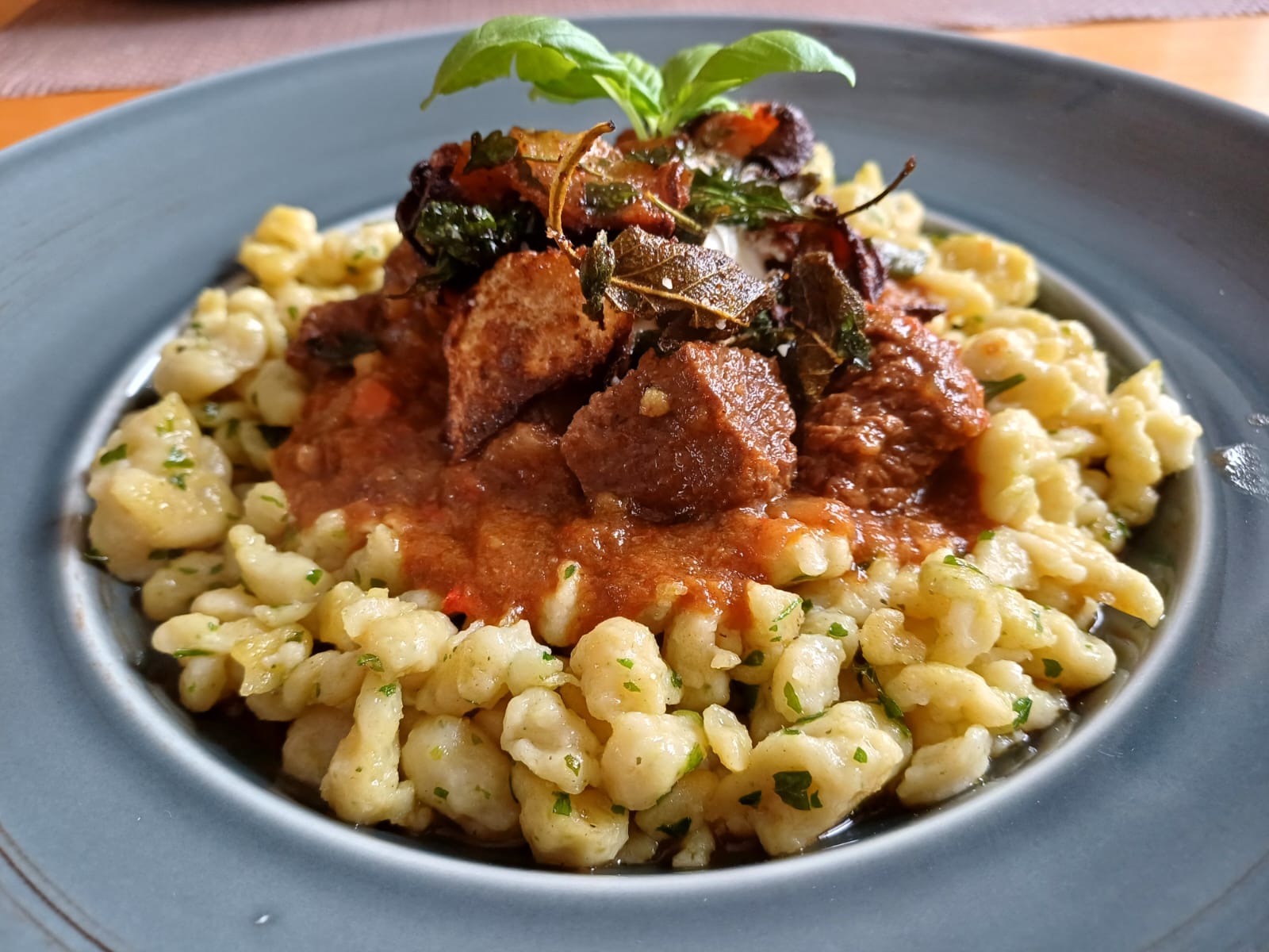 Ragout vom Strauß, Kräuterspätzle, Kohlrabichips
