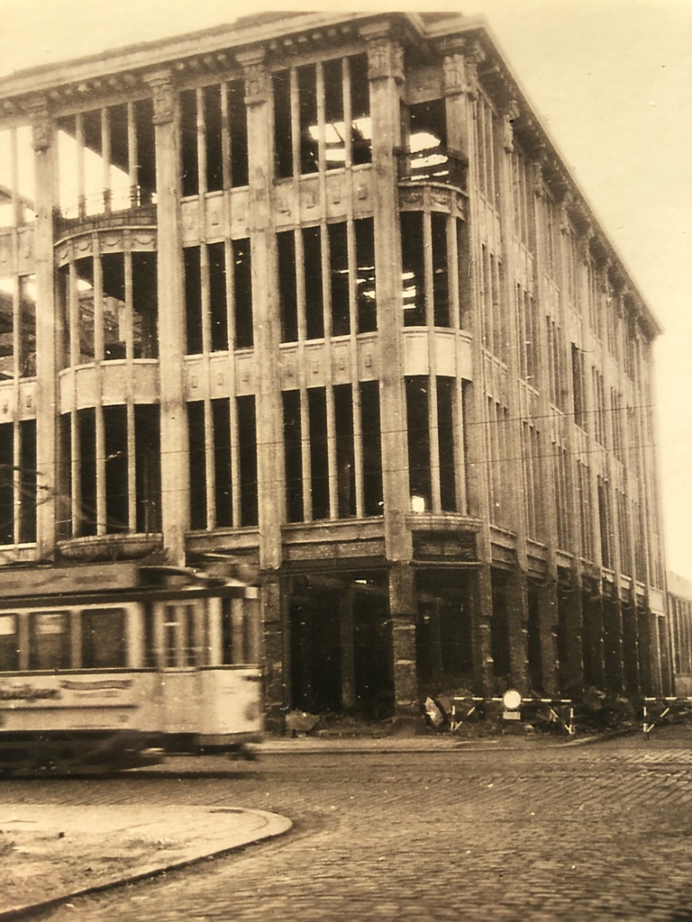 Karstadt nach dem Bombenangriff 1944