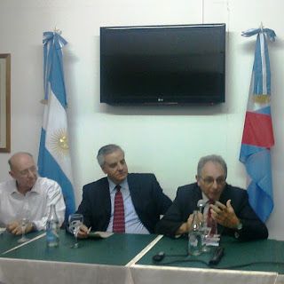 El prof. Raúl Pedemonte (de camisa blanca); el Cónsul General de Uruguay, Ministro Carlos Betancour; el expositor invitado.