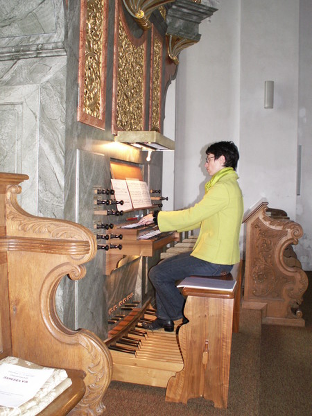 Mirjam Föllmi an der Chororgel