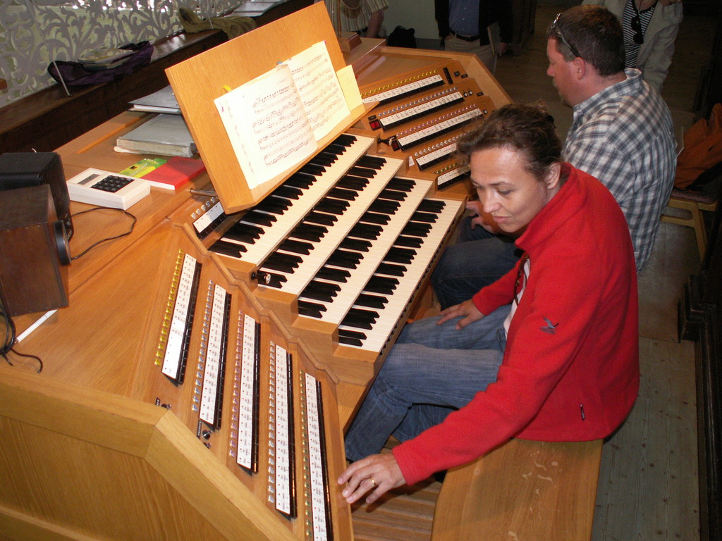 Sybille van Veen an der grossen Orgel des Klosters Engelberg