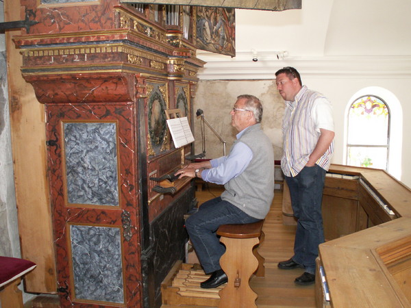 Heinz Kümin an der Bieler Orgel