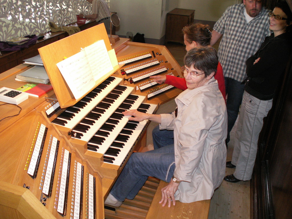 Irène Brandenberg an der grossen Orgel des Klosters Engelberg