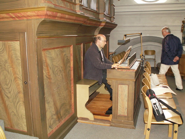 Andreas Hubli an der Orgel in Schluein