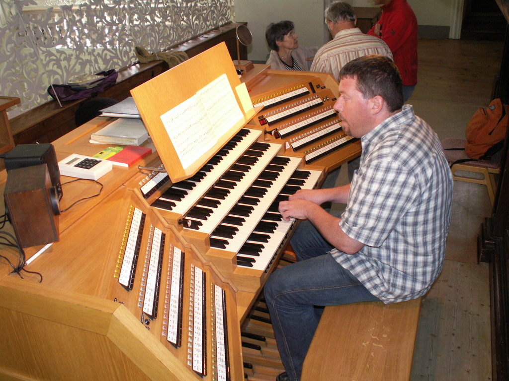 Fabian Bucher an der grossen Orgel des Klosters Engelberg