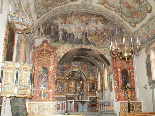 Blick in den reichverzierten Chorraum in St. Maria zum Licht