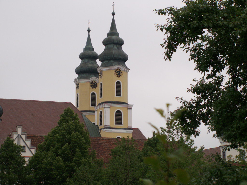 Blick auf die beiden Türme der ehemaligen Klosterkirche