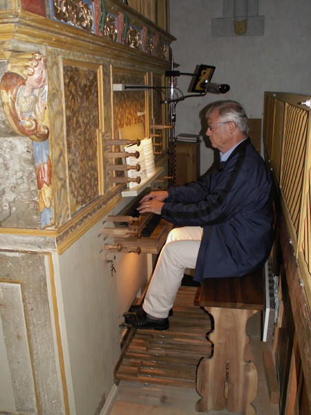 Heinz Kümin an der Orgel in Ilanz (reformierte Kirche)