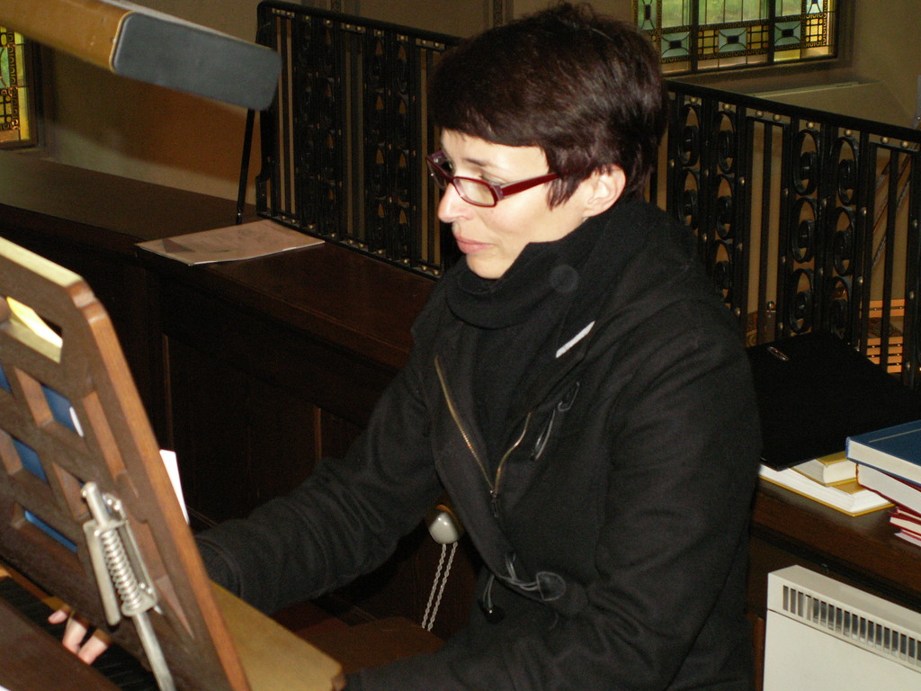 Mirjam Föllmi an der Orgel in Flüelen