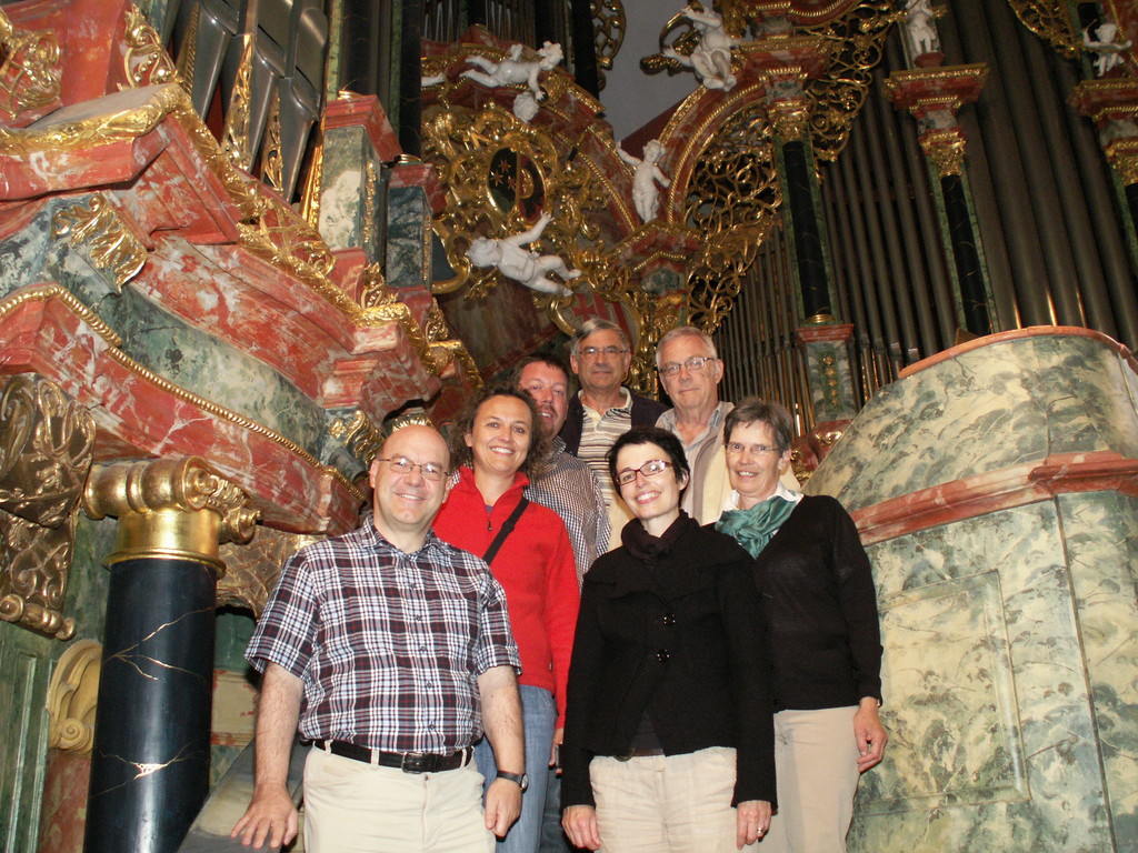 Das Organistenteam vor der Orgel in Ochsenhausen