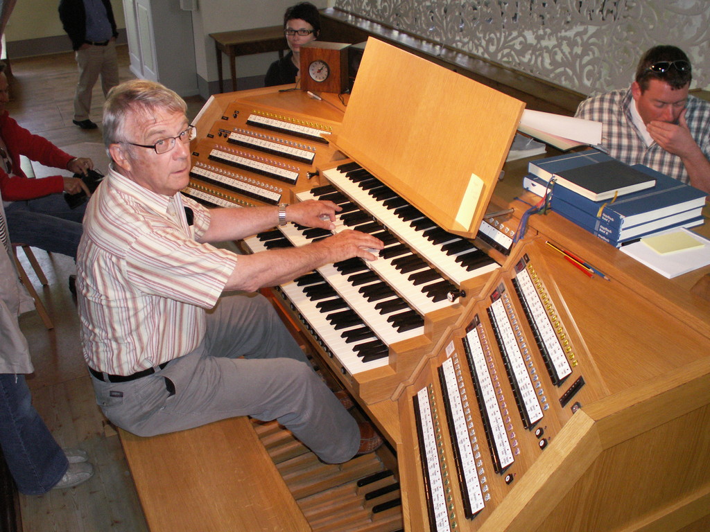 Heinz Kümin an der grossen Orgel des Klosters Engelberg