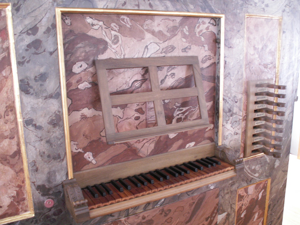 Spieltisch der Orgel in Unterschächen