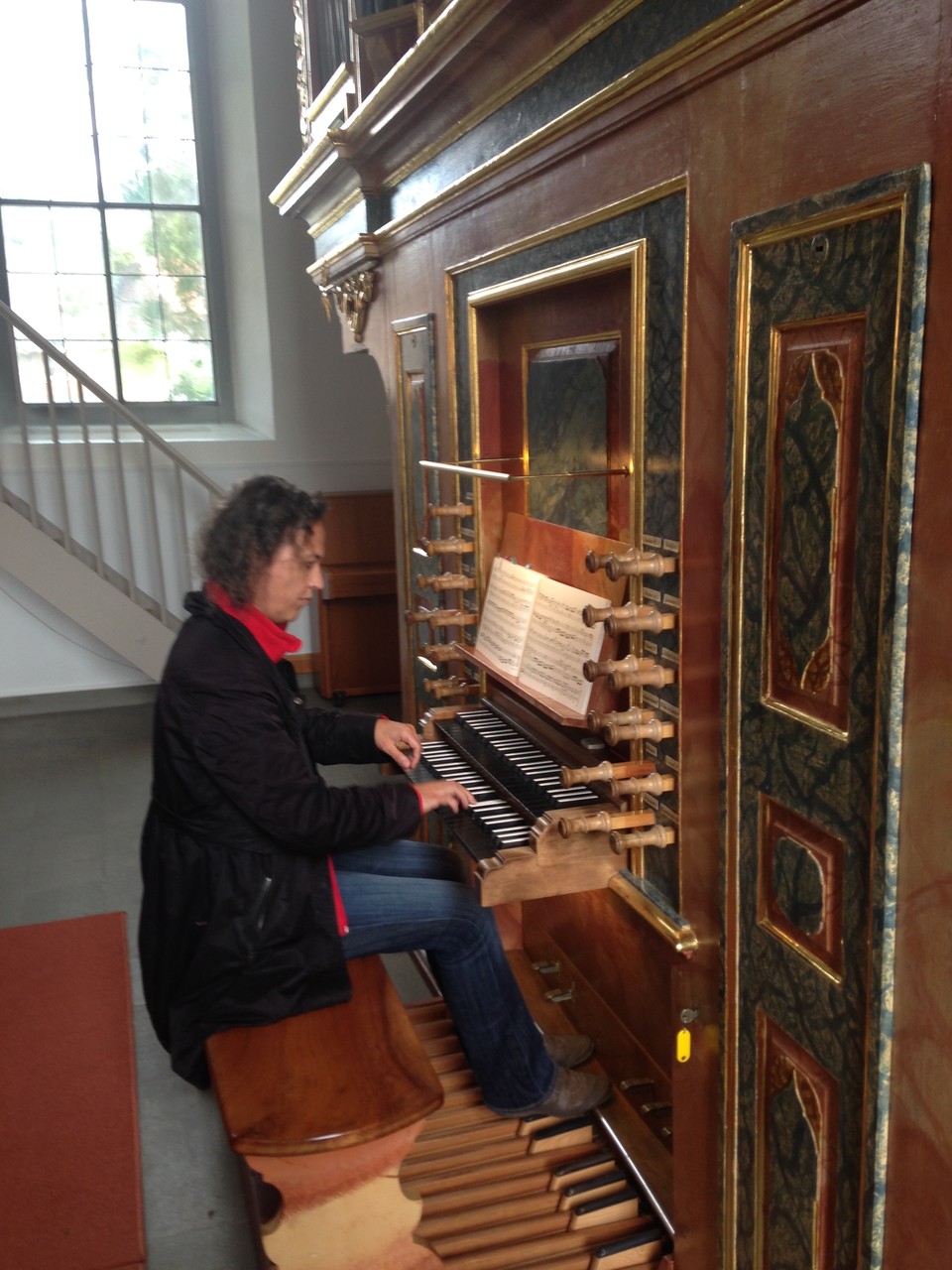 Sybille van Veen an der Schmahl-Orgel in Sitzberg