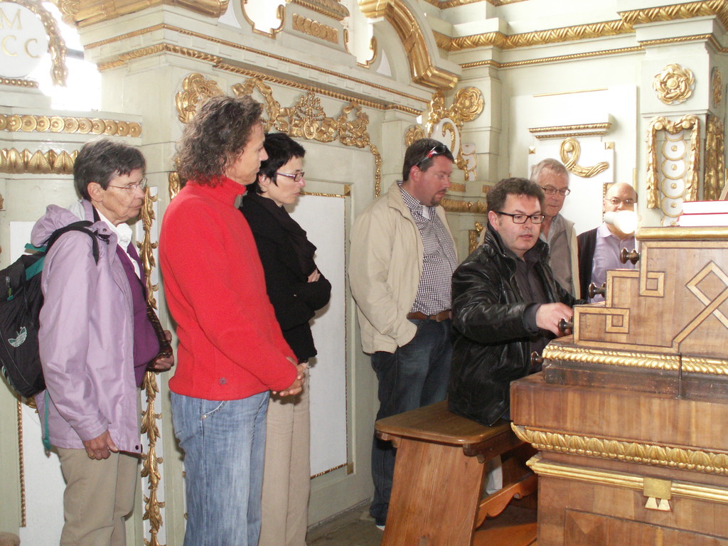 Der Organist Franz Raml erklärt uns das Instrument