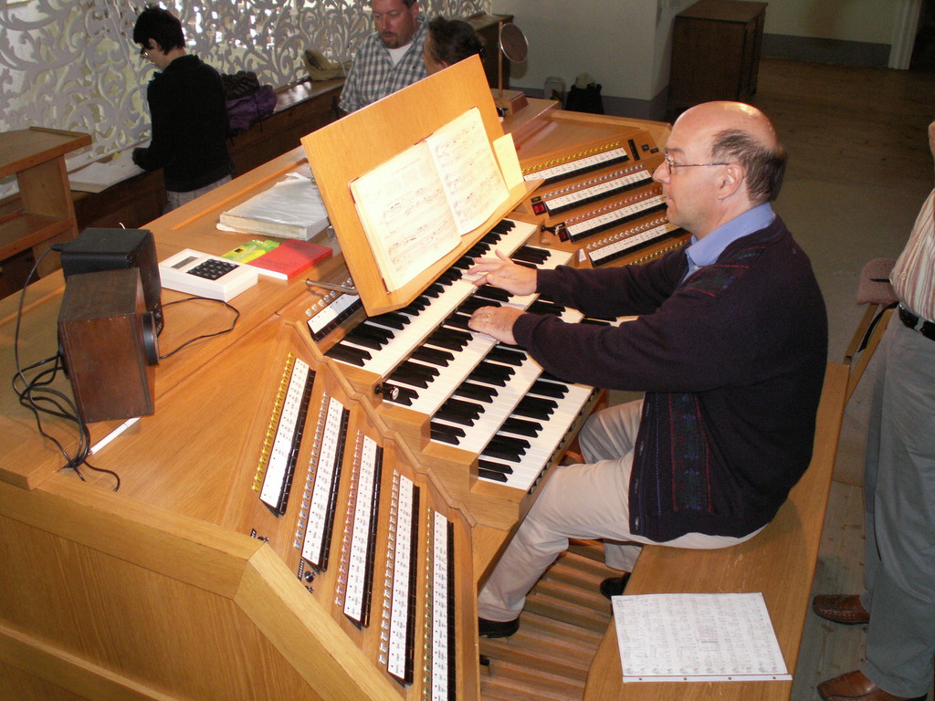 Andreas Hubli an der grossen Orgel des Klosters Engelberg