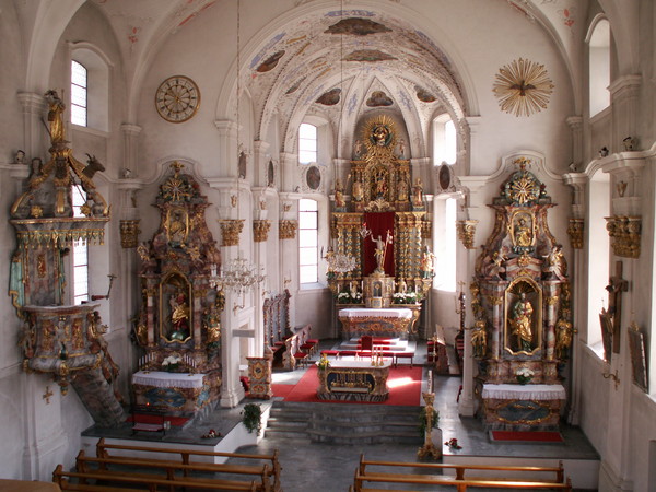 Blick in Schiff und Chorraum der Pfarrkirche Reckingen