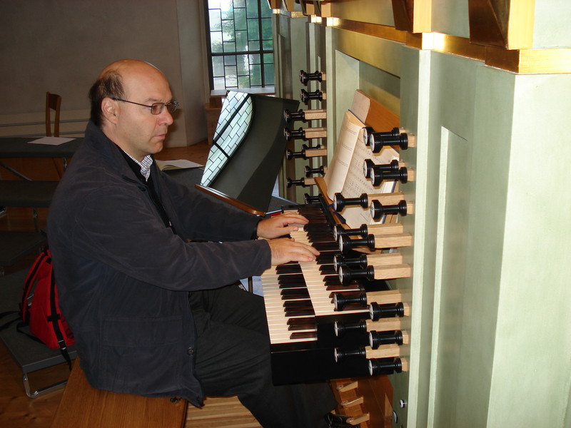 Andreas Hubli an der neuen Orgel der Pfarrkirche Ilanz