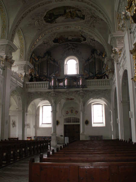 Blick vom Chor zur grossen Orgel