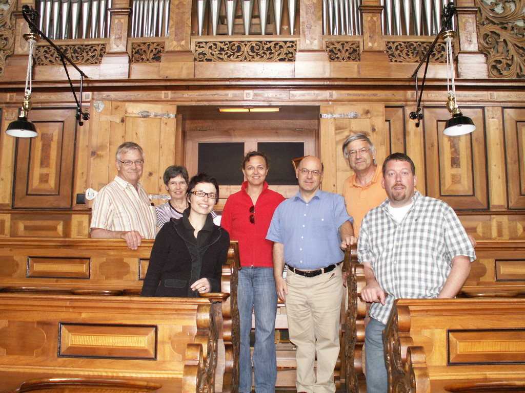 Organistenteam vor der Chororgel Engelberg