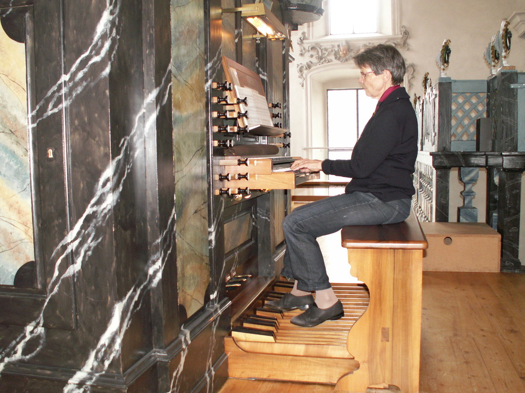 Irène Brandenberg an der Orgel in Andermatt