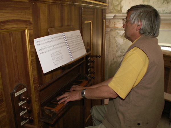 Bernhard Isenring an der Orgel auf dem Biel bei Münster