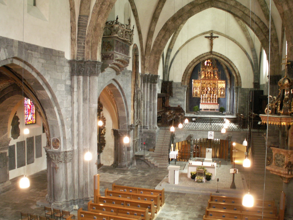 Blick von der Orgelempore ins Schiff der Kathedrale Chur
