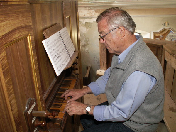 Heinz Kümin an der Orgel auf dem Biel bei Münster