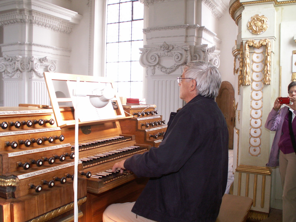 Bernhard Isenring an der Holzhey-Orgel