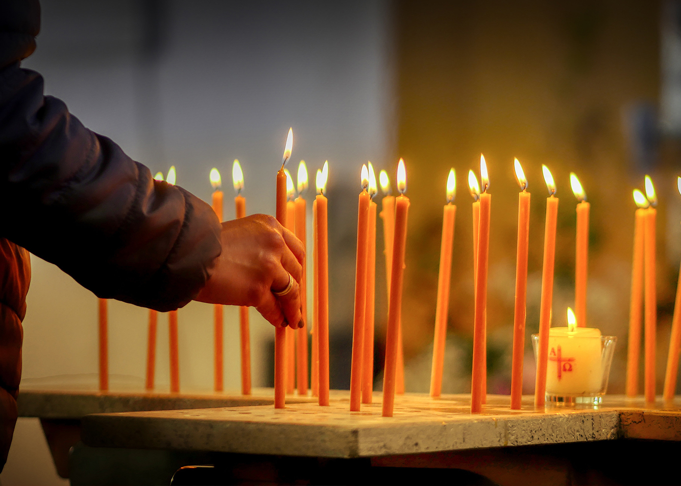 Kerzenlichter der Trauer und der Hoffnung