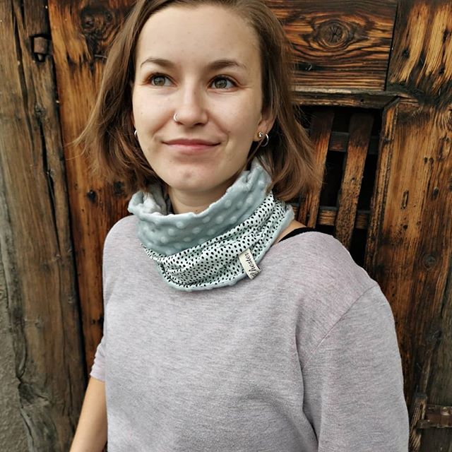 Loopschal in Farbe mint gepunktet und mit Fleece gefüttert. 